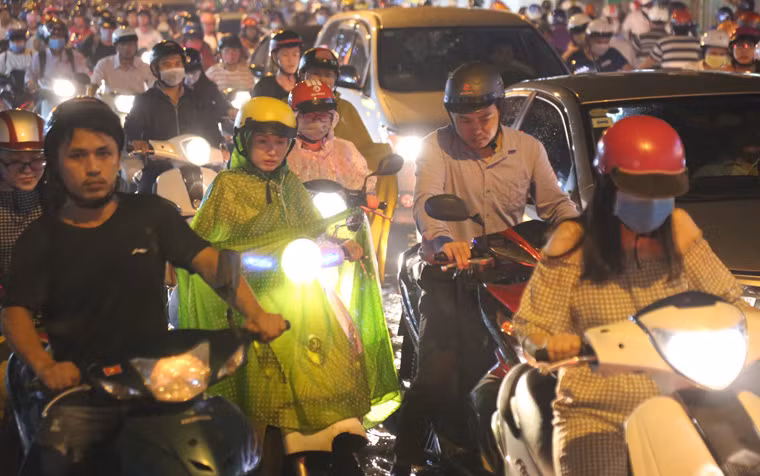 Trước đó, chiều cùng ngày cơn mưa xuất hiện trên nhiều quận huyện của TP.HCM không những làm ngập nước mà còn gây kẹt xe nhiều tuyến đường. 