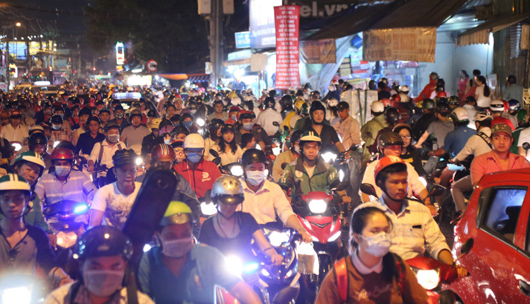 Ai cũng tỏ ra hết sức mệt mỏi vì gặp thảm cảnh kẹt xe - ngập nước trên đường Ung Văn Khiêm, quận Bình Thạnh. Chắc hẳn lúc này ai cũng mong có 1 cây cầu vượt để thoát khỏi cảnh tượng này.