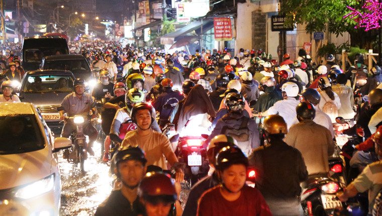 Do thời điểm mưa vào giờ tan tầm nên nhiều người đợi tạnh mưa mới về nên xảy rảy kẹt xe rất nghiêm trọng tại đường Ung Văn Khiêm (quận Bình Thạnh) kéo dài từ đoạn đường D1 đến Quốc lộ 13. 