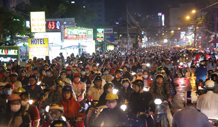 Giao thông tê liệt trong cơn mưa và gây ngập nặng trên đường Ung Văn Khiêm.