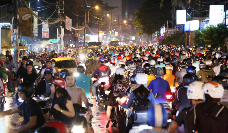 Cảnh khốn khổ của người dân TP.HCM trong cơn mưa gây kẹt xe.