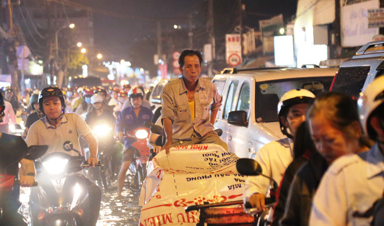 “Lãnh đạo TP hãy nhìn cảnh tượng này rồi hãy hỏi người dân có cần Nhà hát nghìn tỉ không?”, ông Thái Văn Đức, người mưu sinh bằng nghề chạy xích lô, bày tỏ trong sự ngao ngán.