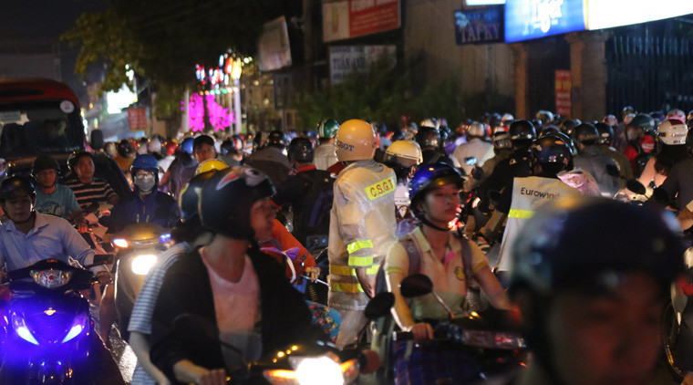 Mặc dù CSGT huy động đến nhưng gần như bất lực vì phương tiện quá đông, nhiều lúc giao thông rối loạn do một số phượng quay đầu tránh kẹt. 