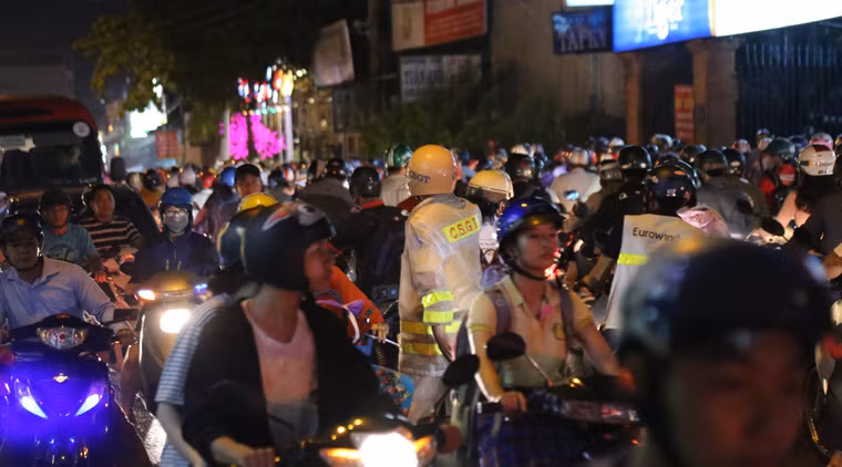 Mặc dù CSGT huy động đến nhưng gần như bất lực vì phương tiện quá đông, nhiều lúc giao thông rối loạn do một số phượng quay đầu tránh kẹt. 