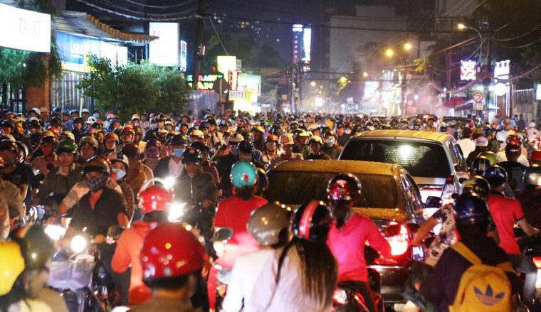 Thời điểm kẹt xe bắt đầu từ 18h đến khuya cùng ngày vẫn chưa giảm, các phượng tiện chỉ nhích từng chút. 