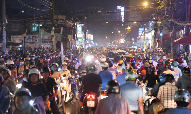 Xe cộ kẹt cứng ở cả 2 hướng.