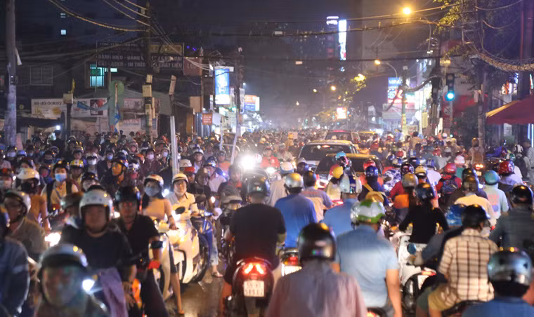 Xe cộ kẹt cứng ở cả 2 hướng.