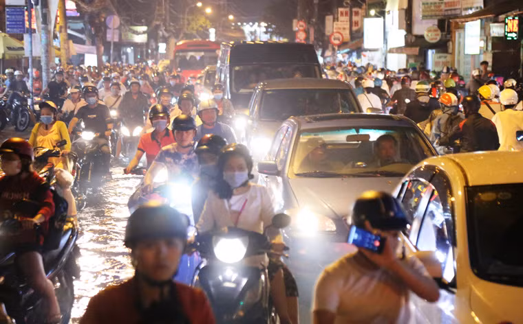 Đến tận khuya hôm qua (11/10), hàng trăm người dân vẫn phải khốn đốn "vật lộn" với mưa - ngập - kẹt xe để tìm đường trở về nhà trong sự mệt mỏi suốt nhiều tiếng đồng hồ vì kẹt xe nghiêm trọng từ đường Ung Văn Khiêm (quận Bình Thạnh) ra đến đường Xô Viết Nghệ Tĩnh, QL13 (giáp quận Thủ Đức, TP.HCM).