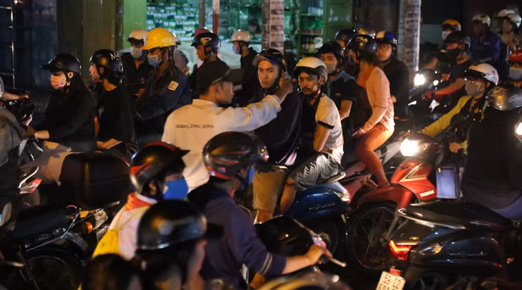 Người dân cũng xuống đường điều tiết giao thông.