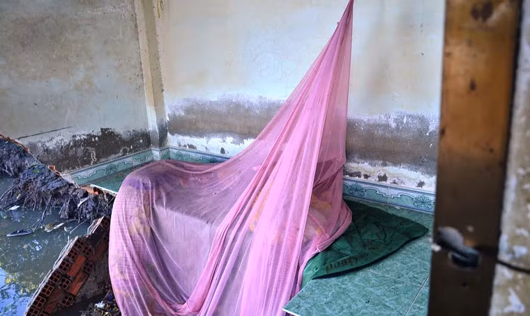 Nhiều người đang say ngủ đã kịp thời bỏ chạy ngay trong đêm khuya khi xảy ra vụ nhà sụt xuống sông ở Sài Gòn.