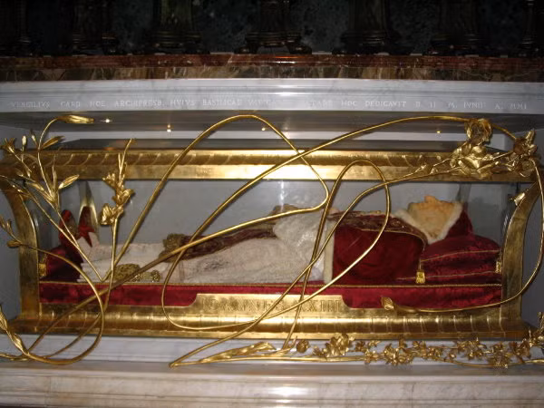 Khi mở quan tài kiểm tra người ta phát hiện xác của ngài không hề thối rữa dù không hề được tẩm ướp bất cứ hóa chất nào.