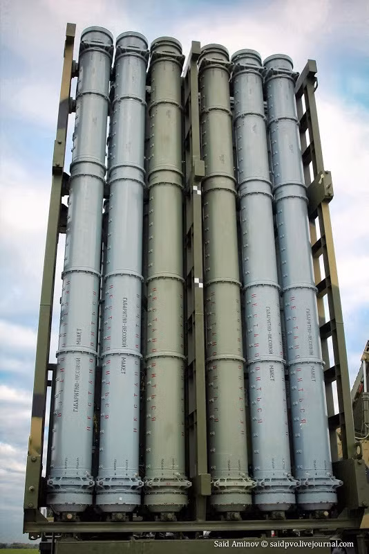 Trong ảnh là các module ống phóng tên lửa đặt trên bệ phóng tự hành 50P6A. Khác với S-300PS/PT-1A, các loại tên lửa dùng cho S-350E Vityaz nhỏ hơn nhưng có tầm bắn xa hơn, thông minh hơn. Việc đạn tên lửa có kích cỡ nhỏ cho phép mỗi bệ phóng triển khai đến 12 quả đạn. Nguồn ảnh: Wikipedia