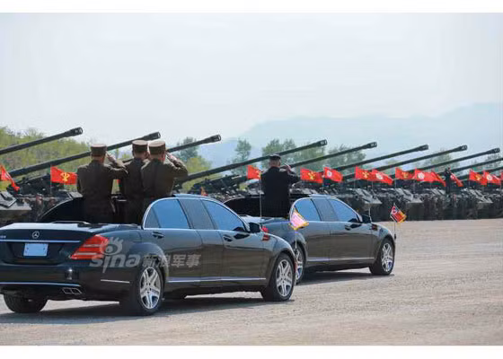 Nhà lãnh đạo Kim Jong-un và các tướng lĩnh Quân đội Nhân dân Triều Tiên (KPA) duyệt đội ngũ bằng các xe Mercedes Benz hạng sang. Nguồn ảnh: Sina