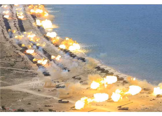 Góc phải, dưới cùng ảnh là các khẩu đội pháo tự hành 170mm Koksan khai hỏa. Đây là loại pháo tự hành mạnh nhất Quân đội Triều Tiên hiện nay. Nguồn ảnh: Sina