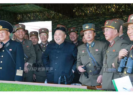 Nhà lãnh đạo Kim Jong-un xem ra rất hài lòng với màn biểu dương sức mạnh của Quân đội Triều Tiên. Nguồn ảnh: Sina