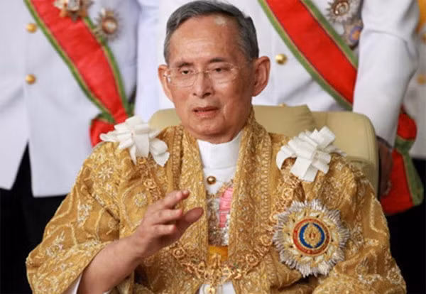  Quốc vương Thái Lan Bhumibol Adulyadej vừa được thông báo là đang điều trị bệnh não úng thủy. Đây là căn bệnh nguy hiểm, chưa có thuốc điều trị đặc hiệu.