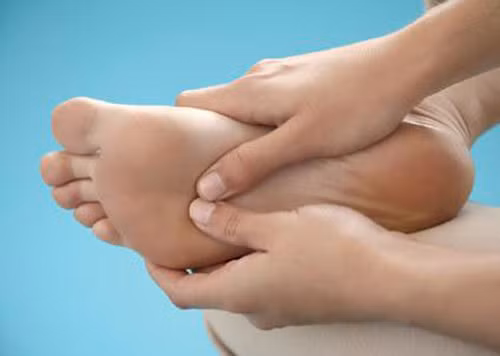 Tiếp đó, bệnh nhân có biểu hiện chân tay mềm nhũn, kém linh hoạt. Không ít trường hợp do ảnh hưởng của tuổi già cùng bệnh tật khiến họ khó có thể đứng vững.