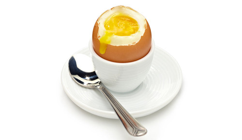 Ăn trứng. Trứng chứa nhiều dưỡng chất nên ăn một lượng lớn rất bất lợi cho việc giảm cân. Thay vào đó, bạn nên bố trí ăn chừng hai quả vào bữa sáng. Ưu điểm khi ăn vào buổi sáng là trứng cung cấp đủ dinh dưỡng cho các hoạt động trong ngày. Đồng thời, cảm giác no lâu do trứng mang lại sẽ giúp bạn không hào hứng với đồ ăn vặt – thứ dễ khiến tăng cân vùn vụt nếu ăn nhiều.