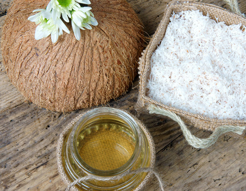 Sử dụng dầu dừa. Dầu dừa được khuyên dùng bởi chúng giúp tăng cường trao đổi chất, hạn chế tối đa cảm giác thèm ăn, giảm tới 256 calo mỗi ngày. Mặt khác, các chất béo trong dầu dừa dễ được chuyển hóa, đi thẳng tới gan, tạo năng lượng thay vì được lưu trữ giống như các chất béo động vật.