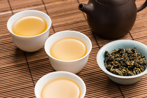 Trà ô long. Nếu như trà xanh nổi tiếng với tác dụng giảm lượng mỡ dư thừa, hỗ trợ đốt cháy chất béo thì uống trà ô long có thể mang lại hiệu quả gấp đôi. Đặc biệt, trà ô long rất thích hợp để đốt cháy vùng mỡ bụng, cánh tay gây mất dáng chuẩn.