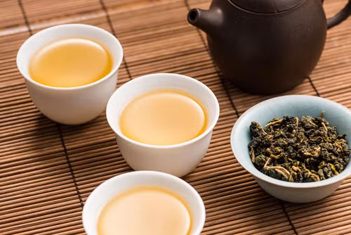 Trà ô long. Nếu như trà xanh nổi tiếng với tác dụng giảm lượng mỡ dư thừa, hỗ trợ đốt cháy chất béo thì uống trà ô long có thể mang lại hiệu quả gấp đôi. Đặc biệt, trà ô long rất thích hợp để đốt cháy vùng mỡ bụng, cánh tay gây mất dáng chuẩn.