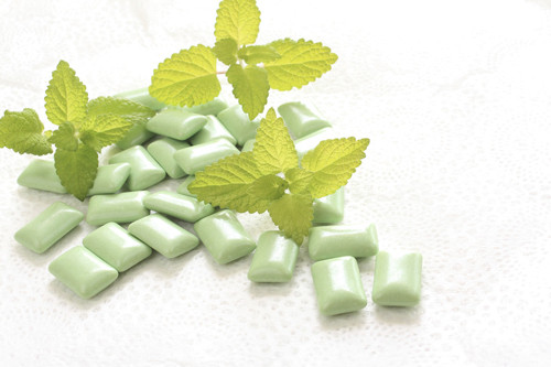 Sử dụng kẹo bạc hà. Nhiều người ăn kẹo bạc hà chỉ để “vui miệng” mà không biết rằng nó có khả năng hỗ trợ giảm cân khá hiệu quả. Cụ thể khi cảm thấy thèm ăn, nhai vài thỏi kẹo sẽ nhanh chóng xua tan cảm giác hào hứng trước món ngon.