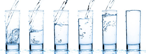 Sử dụng loại cốc cao, nhỏ. Chuyên gia tâm lý khuyên dùng loại cốc cao, nhỏ mỗi ngày. Đây là một thủ thuật ăn uống giảm cân hiệu quả. Thực tế, loại cốc này không chứa “phép màu” khiến người uống giảm cân. Đơn giản nó mang lại hiệu ứng đánh lừa tâm lý, khiến người dùng cảm giác đã uống nhiều nước mà dừng lại, hạn chế tới 25 – 30% khả năng nạp dưỡng chất từ nước ngọt.