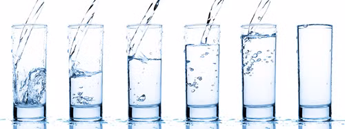 Sử dụng loại cốc cao, nhỏ. Chuyên gia tâm lý khuyên dùng loại cốc cao, nhỏ mỗi ngày. Đây là một thủ thuật ăn uống giảm cân hiệu quả. Thực tế, loại cốc này không chứa “phép màu” khiến người uống giảm cân. Đơn giản nó mang lại hiệu ứng đánh lừa tâm lý, khiến người dùng cảm giác đã uống nhiều nước mà dừng lại, hạn chế tới 25 – 30% khả năng nạp dưỡng chất từ nước ngọt.