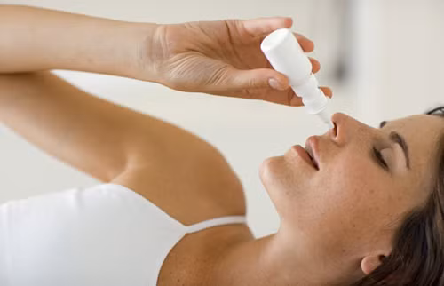 Nếu thường xuyên bị chảy máu cam, bạn nên trang bị cho mình một bình xịt mũi có tác dụng chống sung huyết như Afrin. Khi máu bắt đầu chảy, hãy nhanh tay xịt vào mũi để thuốc phát huy tác dụng co mạch máu trong mũi, ngăn chặn tình trạng máu chảy nhiều.