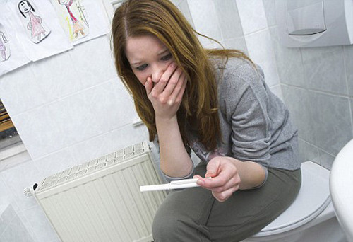 Mang thai ngoài ý muốn. Không ít trường hợp các em gái từ 15 – 19 buộc phải rời ghế nhà trường để lo cho đứa con trong bụng. Bên cạnh việc thiếu hiểu biết các kỹ năng chăm sóc con, những bà mẹ nhí còn dễ rơi vào trạng thái trầm cảm. Thậm chí họ có thể tìm đến cái chết.