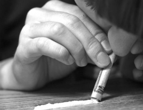 Sử dụng rượu, ma túy. Rượu, ma túy được xem là mối quan tâm với nhiều quốc gia. Một khi dính dáng tới chúng, thanh thiếu niên dễ gây nên các vấn đề tai hại như bạo lực, tình dục không an toàn, tai nạn giao thông.