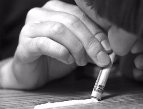 Sử dụng rượu, ma túy. Rượu, ma túy được xem là mối quan tâm với nhiều quốc gia. Một khi dính dáng tới chúng, thanh thiếu niên dễ gây nên các vấn đề tai hại như bạo lực, tình dục không an toàn, tai nạn giao thông.