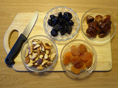 Mận khô. Mận khô khá giàu chất xơ. Việc thưởng thức loại đồ ăn này khiến bạn cảm thấy no lâu, không hứng ăn uống. Theo cách đó, trọng lượng cơ thể bạn có thể giảm một cách ngoạn mục.