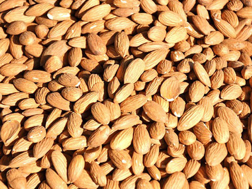 Hạnh nhân. Chỉ cần tiêu thụ một lượng nhỏ hạnh nhân rang thường xuyên cũng có thể mang lại hiệu quả giảm nguy cơ bệnh tim. Bên cạnh đó, chất chống oxy hoá tập trung ở lớp vỏ của hạnh nhân có khả năng ngăn ngừa ung thư, giảm cholesterol xấu. Bởi vậy, hạnh nhân xứng đáng được lựa chọn thay thế cho các loại bim bim, đồ ăn vặt không lành mạnh khác.