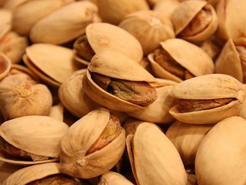 Hạt dẻ cười. Hạt dẻ cười là một trong những món ăn vặt lành mạnh được nhiều người ưa thích, đặc biệt trong các dịp lễ tết, sum tụ. Không nhất thiết phải kiềm chế, bạn có thể ăn hạt dẻ thoải mái bởi chúng cung cấp nguồn protein, chất xơ, vitamin phong phú mà không gây tích mỡ. Tuy nhiên, chỉ nên thưởng thức hạt dẻ cười rang thô thay vì loại chứa muối để đảm bảo sức khỏe.