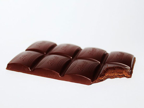 Socola đen. Socola có chứa polyphenol và flavonoid, hai loại chất chống oxy hoá giúp ngăn ngừa thiệt hại do cholesterol trong động mạch. Nó cũng được đứng trong top những đồ ăn vặt không gây nguy hại cho sức khoẻ.