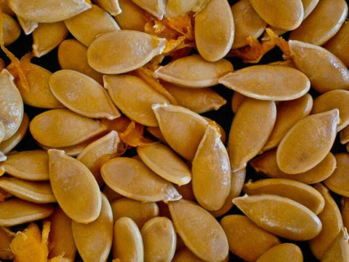 Hạt bí ngô. Hạt bí ngô cung cấp nguồn dồi dào các chất dinh dưỡng, chất xơ, protein và vitamin. Ước tính, gần 30 gram hạt bí ngô chứa tới 8 gram protein, do vậy việc ăn hạt bí ngô hàng ngày sẽ đảm bảo lượng protein đầy đủ cho cơ thể cũng như hỗ trợ công cuộc giảm cân hiệu quả. Hạt bí ngô là thức ăn vặt thích hợp để nhâm nhi sau thời gian tập luyện, giúp bù lại nguồn năng lượng đã mất đi trong quá trình vận động mà lại không hề khiến cân nặng tăng lên.