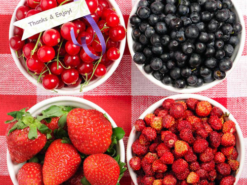 Trái cây tươi. Trái cây tươi không chỉ ngon miệng mà còn rất thích hợp để khỏa lấp cơn đói. Một trong những điểm ưu việt nữa của món ăn vặt lành mạnh này là chúng cung cấp dưỡng chất cần thiết mà không khiến người ăn lo lắng vì tăng cân.