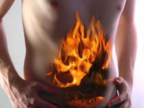 Ngăn chặn tình trạng trào ngược axit. Đây được xem là tác dụng rõ rệt, dễ cảm nhận khi nằm nghiêng trái. Lúc này, dạ dày được đặt ở vị trí tự nhiên thích hợp nhất nên hầu như không có hiện tượng axit trào ngược lên thực quản.