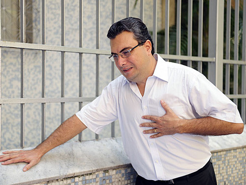 Nhịp tim thay đổi. Người bệnh tim dễ bị thay đổi nhịp tim hơn so với bình thường. Nó có thể đập nhanh hoặc chậm hơn. Chính vì vậy cần phát hiện sớm nhằm tránh tai biến do đau tim, đột quỵ nguy hiểm.