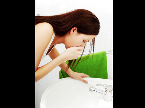 Bên cạnh đó, người mắc bệnh tim còn có thể chịu đựng những cơn đau nhức ở khớp xương hoặc thường xuyên đối diện với tình trạng nôn, buồn nôn mà không biết nguyên nhân vì sao.