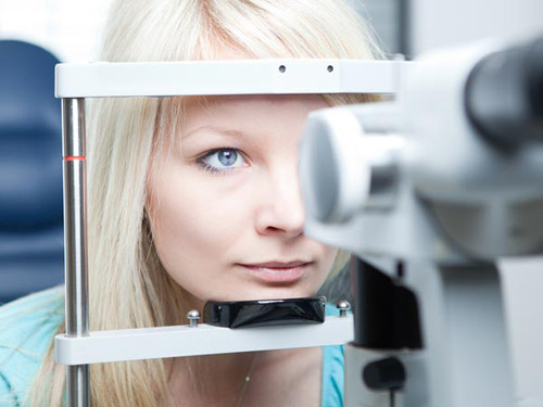 Có vấn đề về thị giác. Cơ thể con người vốn là một khối thống nhất. Khi bộ phận nào đó lâm bệnh thường khiến cơ thể có phản ứng. Dù ít ngờ song người bệnh tim thường nhìn một cách khó khăn hơn so với lúc khỏe mạnh.