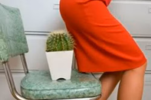 Thời điểm này, cặp đôi cần tránh quan hệ “cửa sau” bởi những động tác ra vào liên tục có thể tác động đến vùng thành hậu môn, gây áp lực lên các tĩnh mạch trĩ dẫn đến sa búi trĩ. Có thể nói, quan hệ qua đường hậu môn không khiến bạn đạt được cảm giác lạ mà còn làm khổ chủ đau đớn tột cùng.