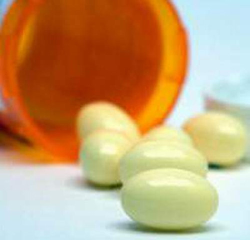 Một trong những lỗi thường gặp là chị em tự ý quyết định loại thuốc, liều dùng. Ban đầu, viên đặt âm đạo có thể giúp bạn cảm thấy dễ chịu hơn song về cơ bản thuốc đặt âm đạo đều có tính kháng viêm, chống nấm. Sử dụng nhiều, suốt thời gian dài khiến bạn vô tình đưa lượng kháng sinh không cần thiết vào cơ thể.