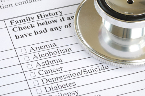 Cảnh giác khi trong gia đình có người thân mắc bệnh thận. Nếu người nhà từng mắc bệnh thận, bạn có khả năng đối diện với căn bệnh cao hơn so với người bình thường. Nó không đồng nghĩa với “án tử” song để bảo vệ sức khỏe, bạn nên thường xuyên thăm khám để phát hiện dấu hiệu bất thường sớm, từ đó tác động chạy chữa kịp thời.