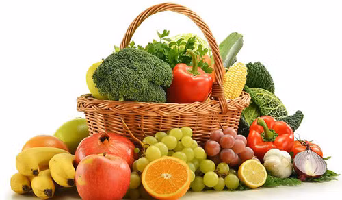 Duy trì chế độ ăn uống lành mạnh. Chuyên gia sức khỏe khuyên nên tăng cường trái cây, rau xanh trong bữa ăn hàng ngày để bảo vệ sức khỏe, giảm tải khối lượng công việc cho thận. Ngoài ra, cần tránh ăn nhiều thực phẩm giàu calo, đồ mặn.