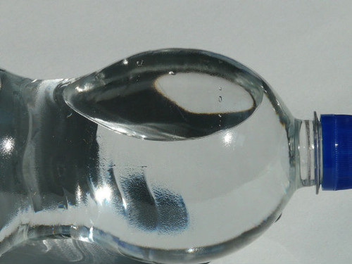 Một lý do bạn nên dùng nước lọc thay vì nước đóng chai là chúng có khả năng chứa chất xử lý nước gây hại. Nó càng trở nên nguy hiểm hơn nếu được chứa trong các chai nhựa kém chất lượng.