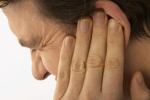 Trong khi đó, Russ Kino – Giám đốc Khoa Hồi sức Foundation Weingart thuộc Trung tâm Y tế Providence Saint John (California, Mỹ) cho rằng oxy già không nên được sử dụng một cách tùy tiện ngay cả đối với bệnh nhân viêm tai. Việc duy trì độ ẩm, khiến nước lọt vào tai tạo môi trường lý tưởng cho vi trùng sinh sôi.