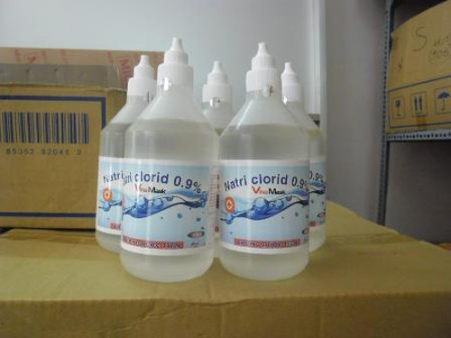 Thay vào đó, bạn nên dùng nước hoặc nước muối sinh lý để rửa vết thương. Tiếp đó, dùng thuốc mỡ kháng khuẩn thoa một lớp nhẹ trên da nhằm bảo vệ cơ thể khỏi sự tấn công của các loại vi trùng rồi băng lại bằng vải, bông sạch.