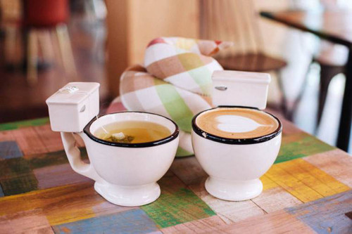 Ngoài hệ thống nội thất, bát đũa được thiết kế độc đáo, quán cà phê luôn tấp nập khách nhờ những món ăn, đồ uống thơm ngon riêng biệt.